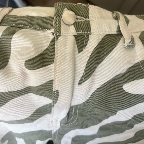 Green zebra pattern jeans - Picture 3 of 4